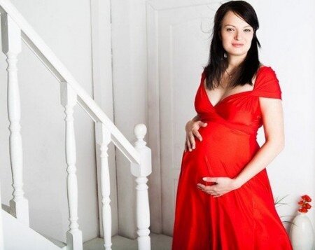 Платье красное для беременной с глубоким декольте